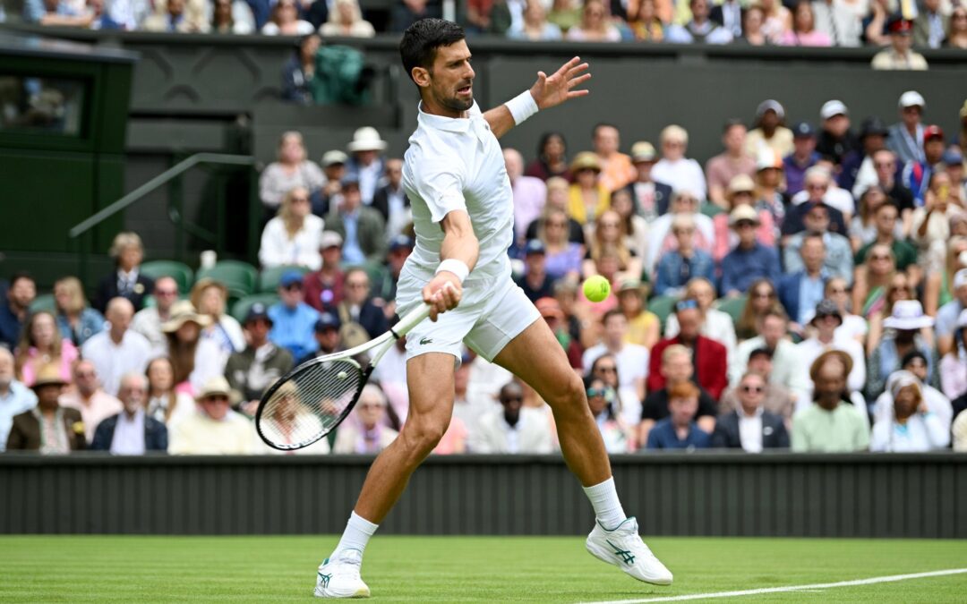 Djokovic no deja dudas en Wimbledon y avanza a segunda ronda