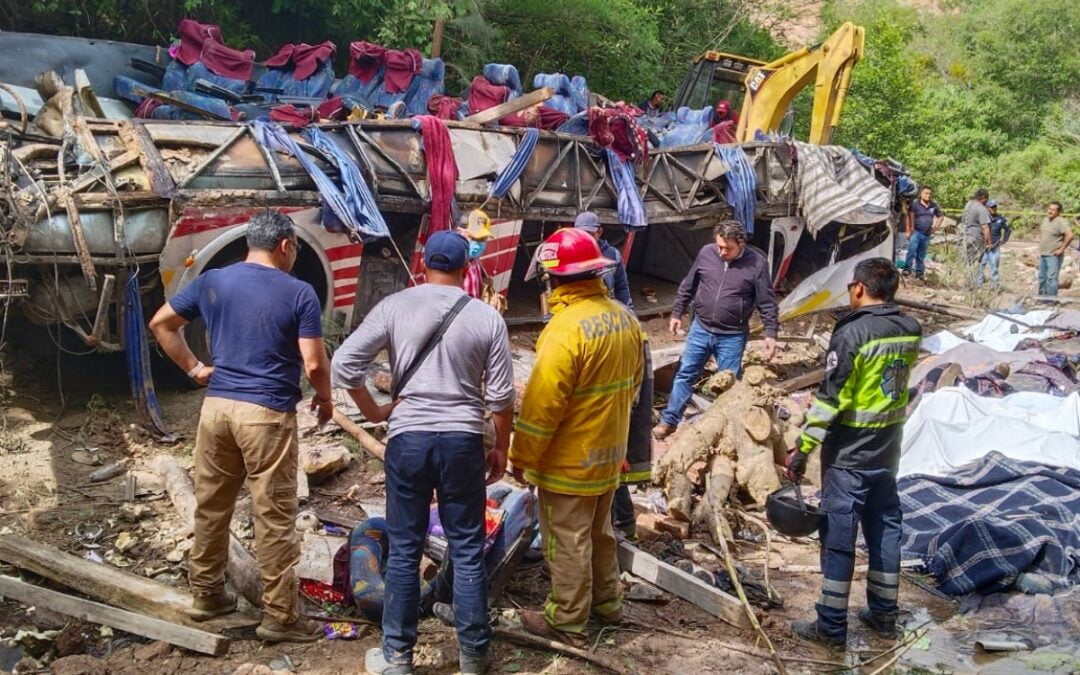 Autobús de pasajeros cae a barranco en Oaxaca; hay por lo menos 29 muertos