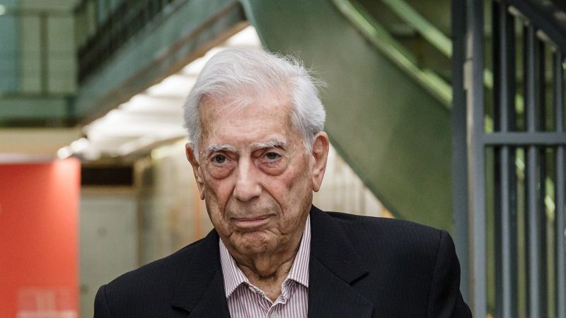 Vargas Llosa «evoluciona favorablemente»