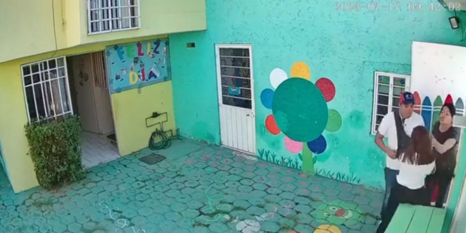 Padres de familia golpean a maestra en Cuautitlán