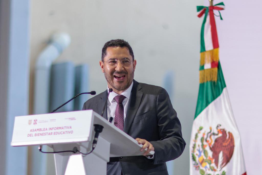 Martí Batres muestra su apoyo a la educación con entrega de recursos. Foto: Gobierno de la Ciudad de Mexico