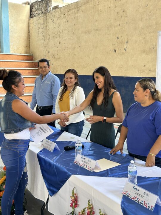Mujeres de la zona serrana de Querétaro reciben capacitación en autoempleo