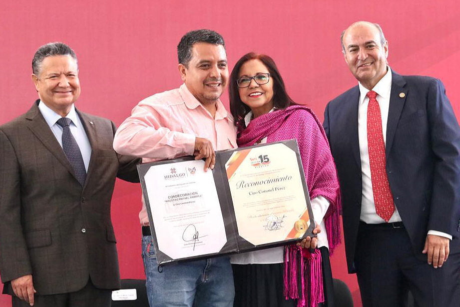 Entrega titular de la SEP reconocimientos a personal docente de Hidalgo