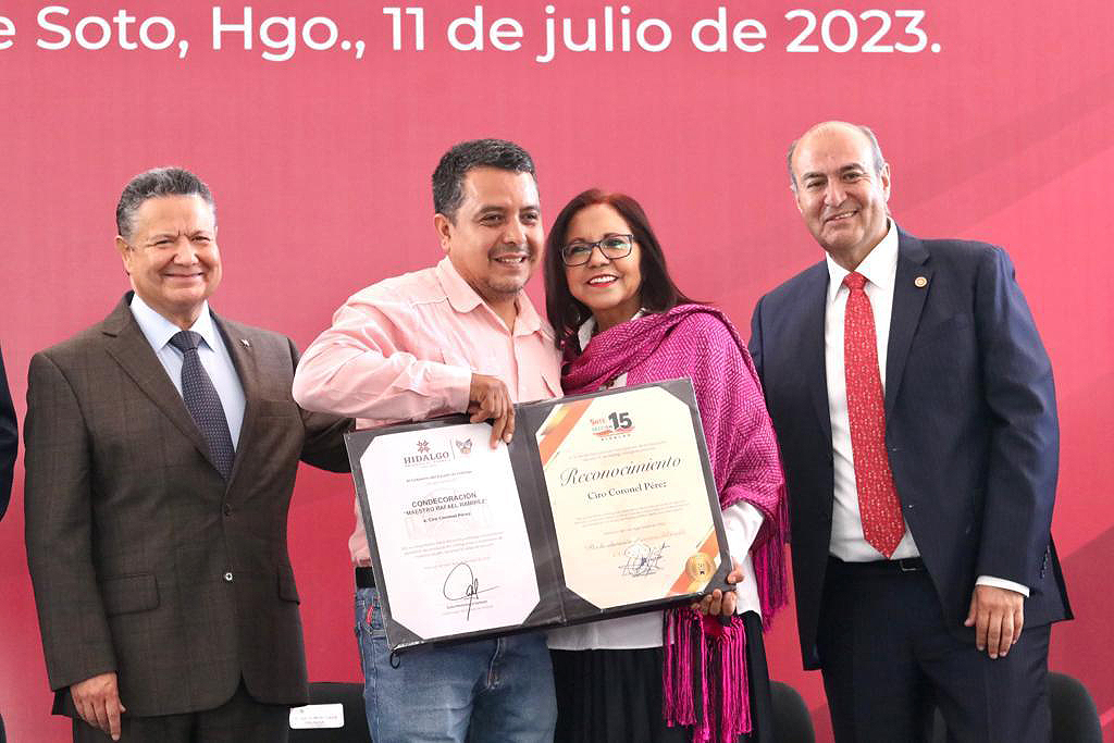 Entrega titular de la SEP reconocimientos a personal docente de Hidalgo
