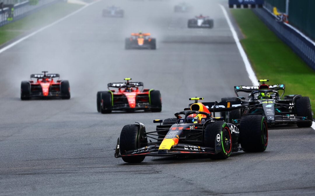 Verstappen gana la Sprint y Checo Pérez choca con Hamilton 