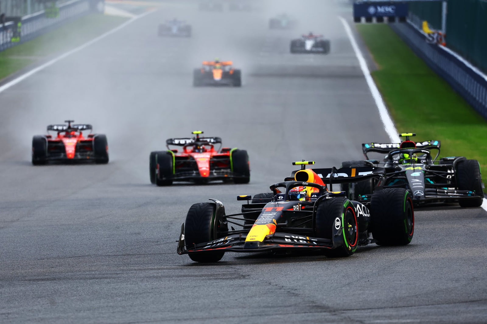Verstappen gana la Sprint y Checo Pérez choca con Hamilton 