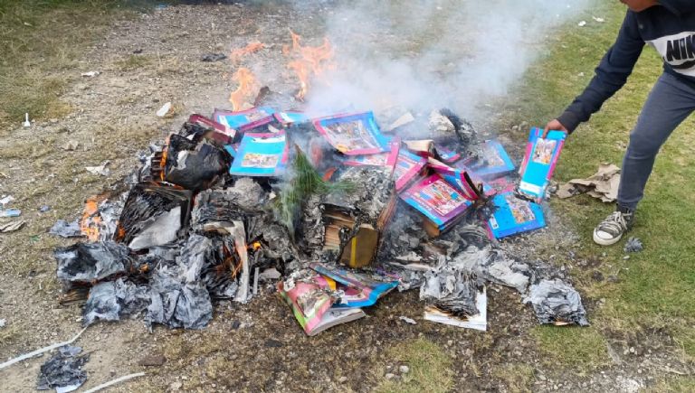 Padres de familia queman nuevos libros de texto gratuito enviados por la SEP en Chiapas