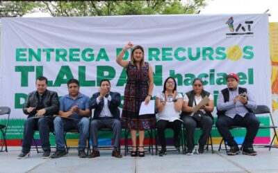 Alcaldesa de Tlalpan Alfa González, entrega apoyos económicos a productores