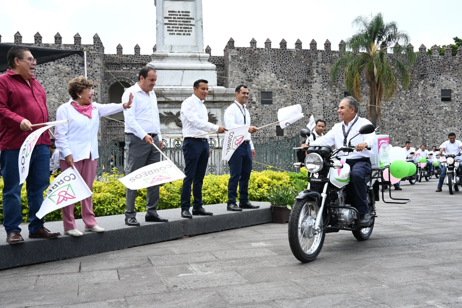 Entregan Cuauhtémoc Blanco y Rocío Bárcena 40 motocicletas a personal del Servicio Postal Mexicano en Morelos 1