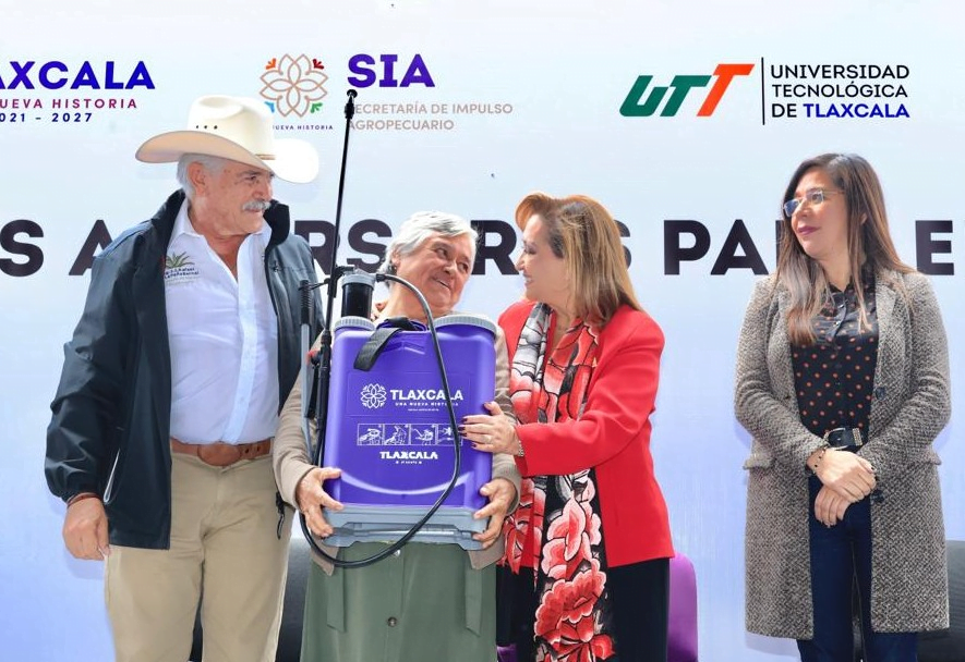 Gobierno de Tlaxcala benefició a productores con la entrega de mochilas aspersoras
