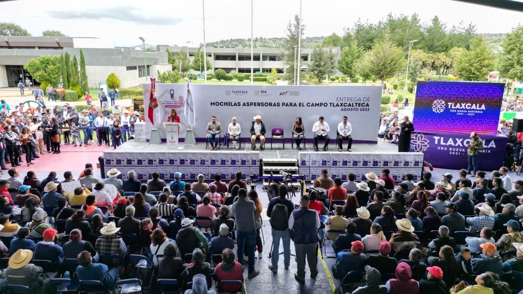 Gobierno de Tlaxcala benefició a productores con la entrega de mochilas aspersoras