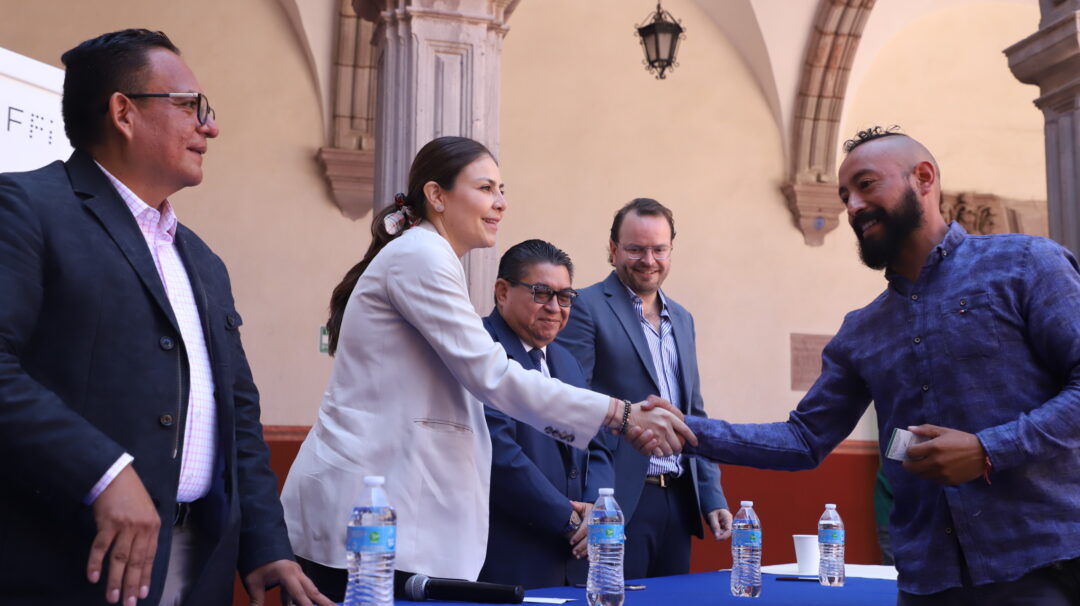 Sectur Querétaro entrega diplomas a 14 guías de turistas