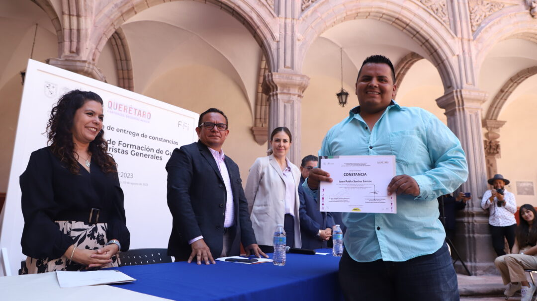 Sectur Querétaro entrega diplomas a 14 guías de turistas