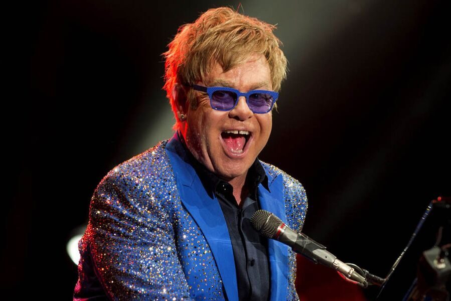 Elton John fue hospitalizado tras una caída en su hogar
