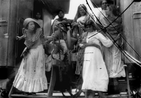 «Tras bambalinas» las mujeres que sortearon la Revolución Mexicana