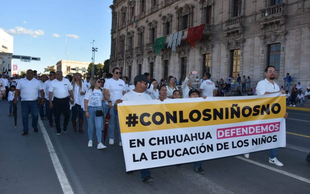 Se manifiestan contra libros de texto en Chihuahua