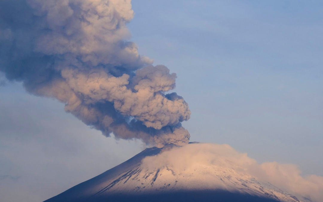 Exhalaciones del Popocatépetl provocan caída de ceniza en la CDMX