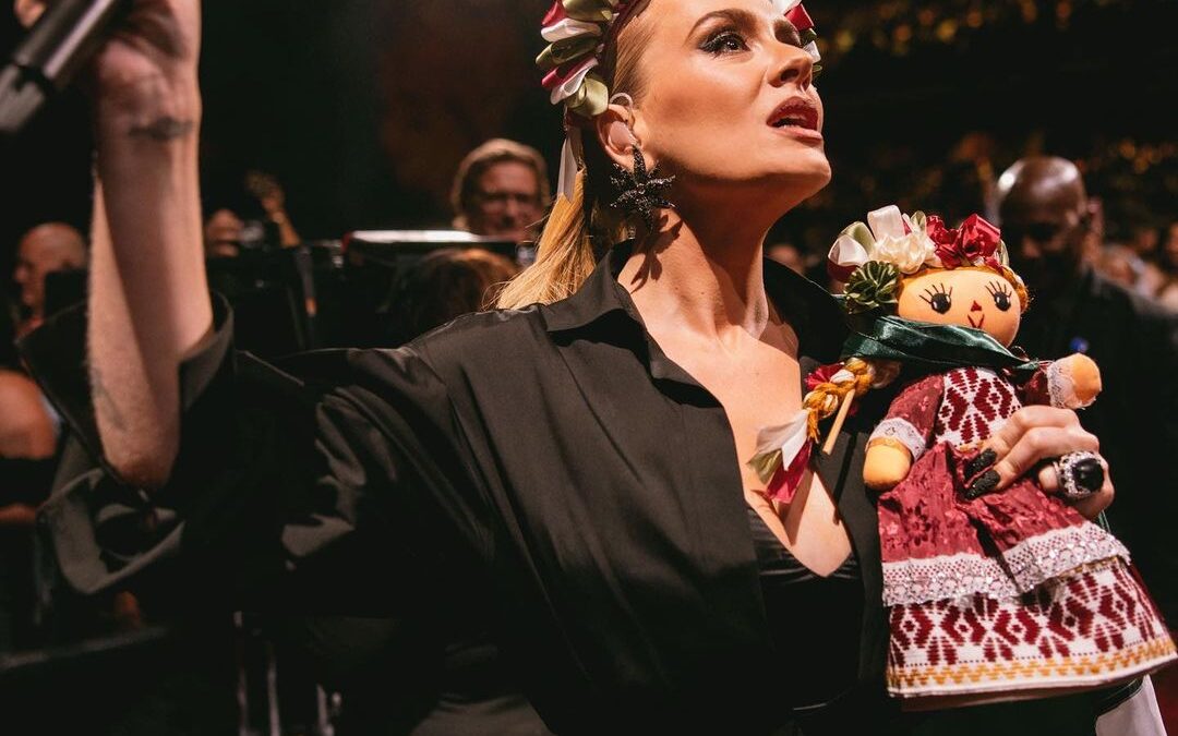Como «Adelita»: fan le regala vestimenta mexicana a Adele