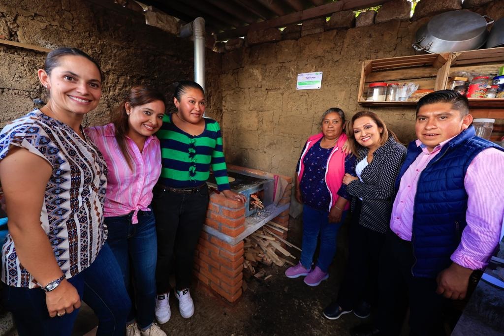 Entregó Lorena Cuéllar primeros apoyos del programa estufas ahorradoras de leña