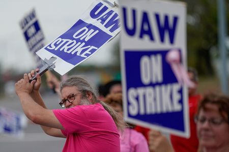 Huelga de trabajadores automotrices llega a 6to día; sindicato prepara más acciones