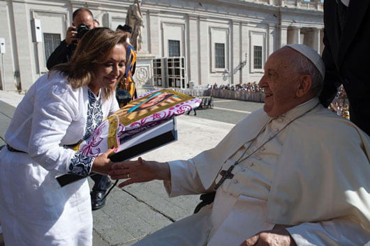 Entrega Lorena Cuéllar el libro “Tlaxcala sí existe” al papa Francisco