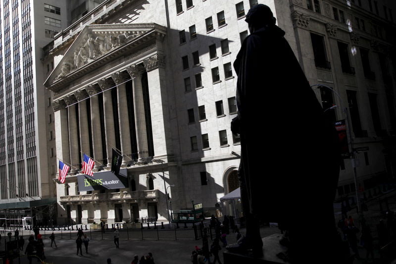 Wall Street a la baja por tensiones en precios del petróleo e inflación