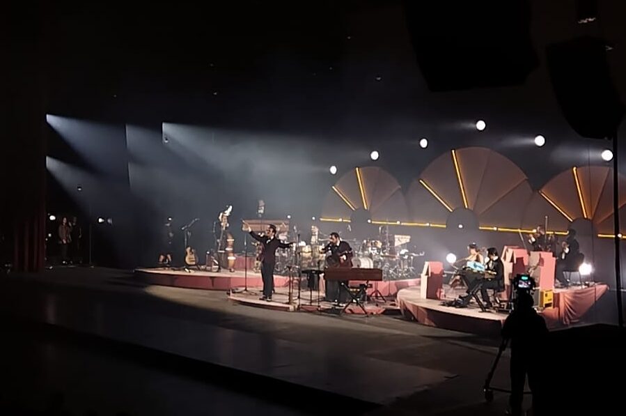 Enjambre encantó al Auditorio Nacional con su concierto acústico