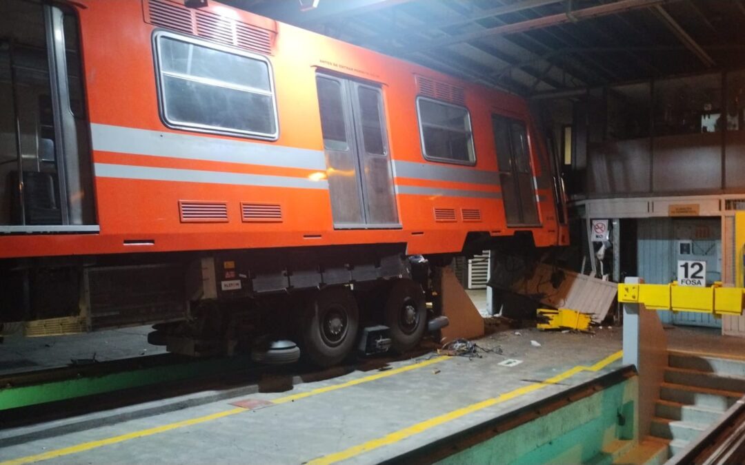 Se estrella tren del Metro dentro de talleres de estación El Rosario