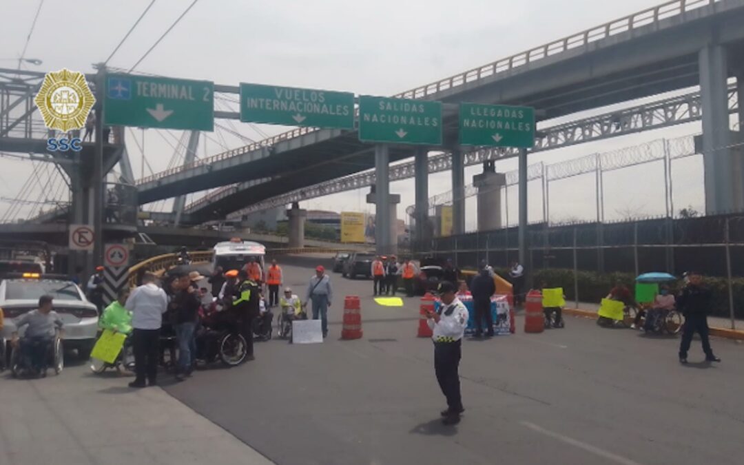 Manifestantes bloquean acceso a la terminal 1 del AICM
