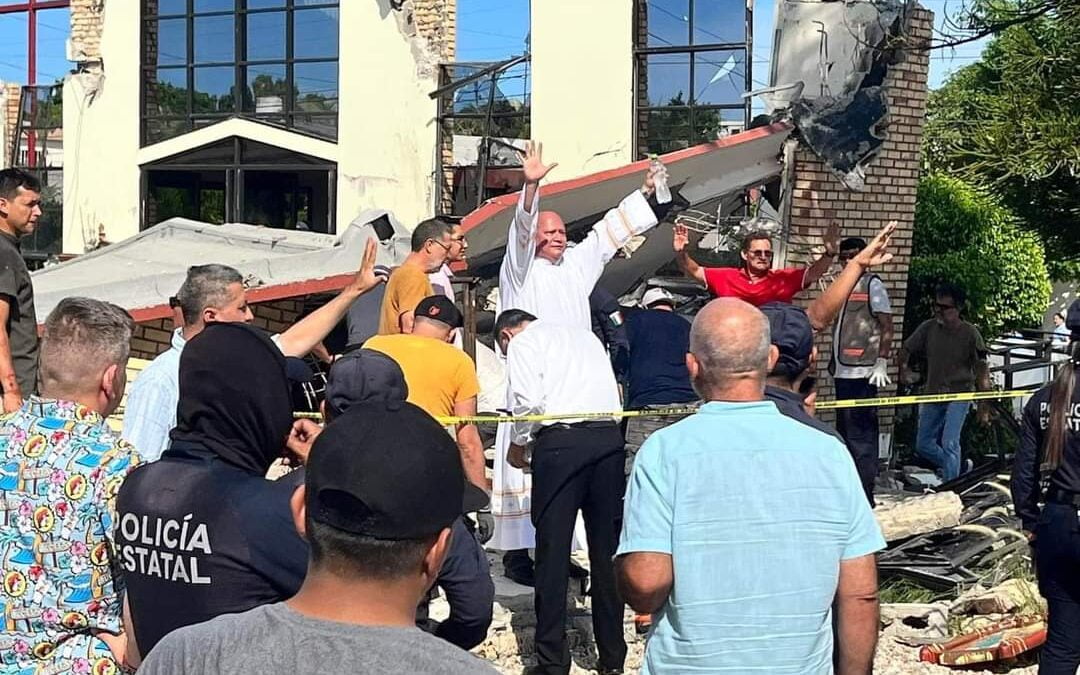 Se derrumba techo de una iglesia en Tamaulipas, lesiona a varias personas