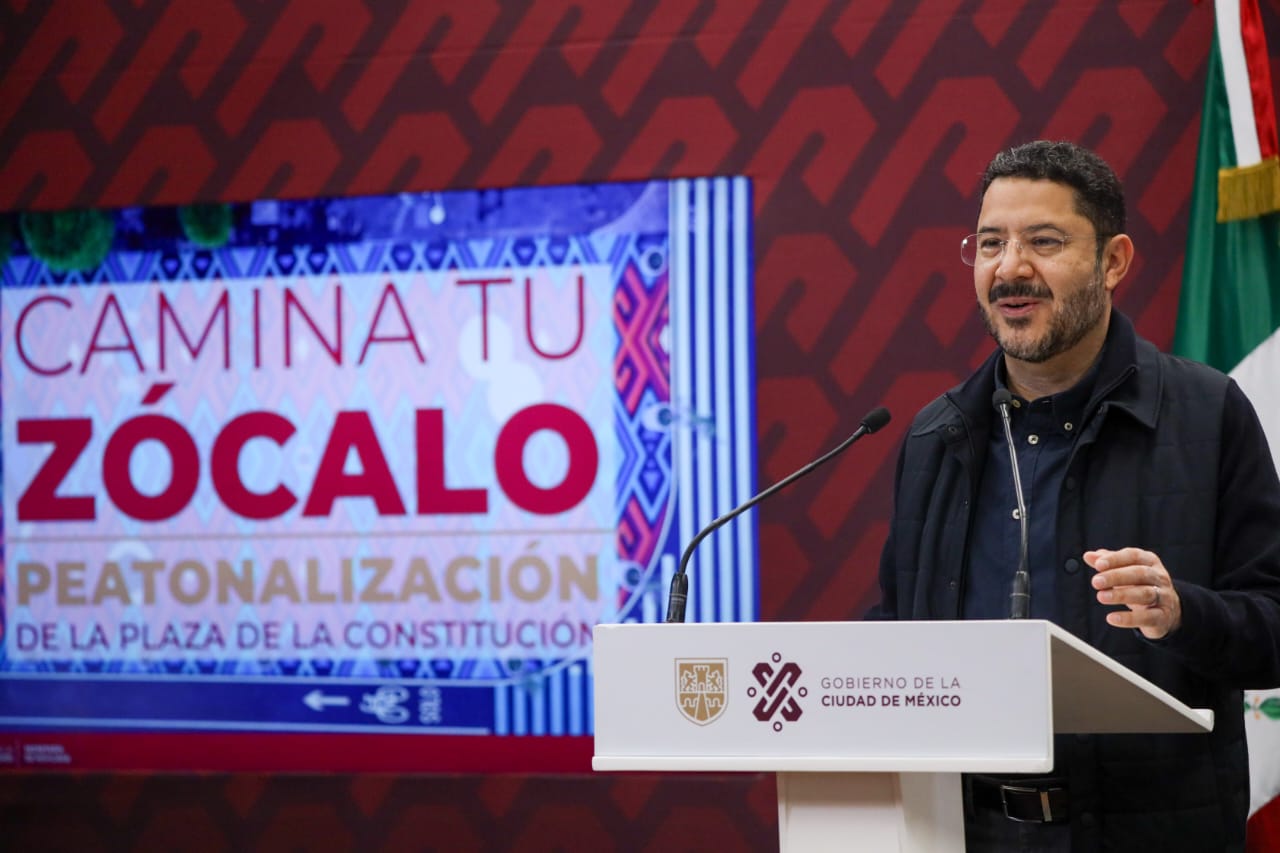 Presentó Martí Batres acuerdo de peatonalización del Zócalo Capitalino