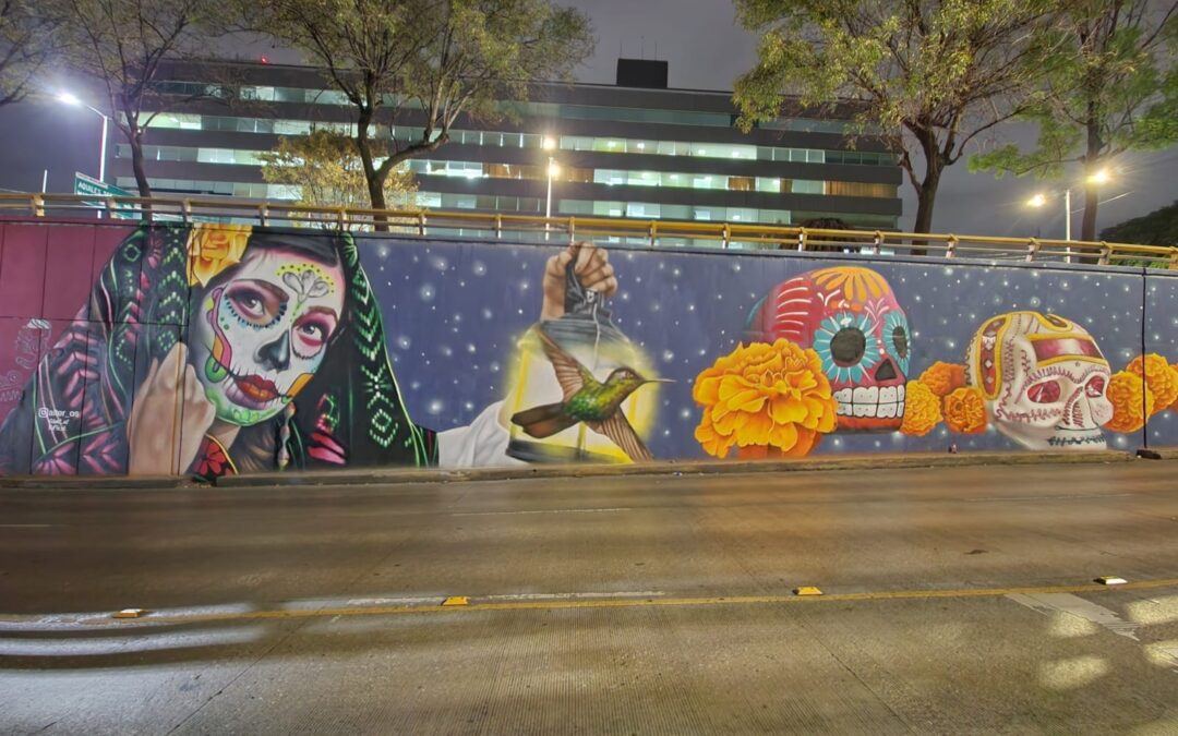 Decoran con murales de Día de Muertos bajo puente de Circuito Interior