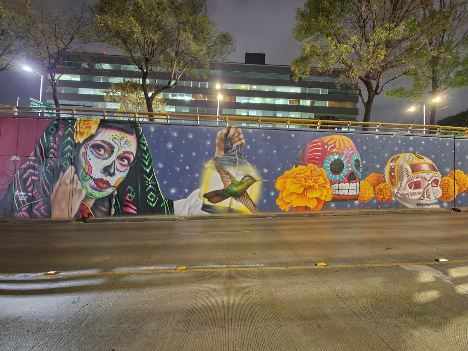 Decora Gobierno CDMX con murales de Día de Muertos bajo puente de Circuito Interior 4