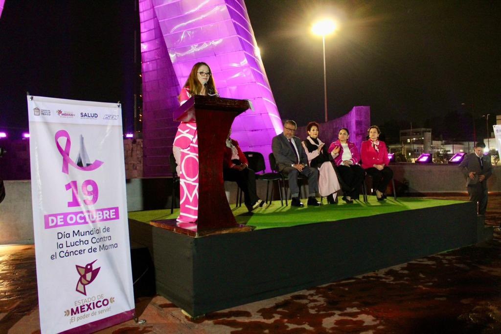 Torres Bicentenario se iluminan de rosa en el mes contra el cáncer de mama