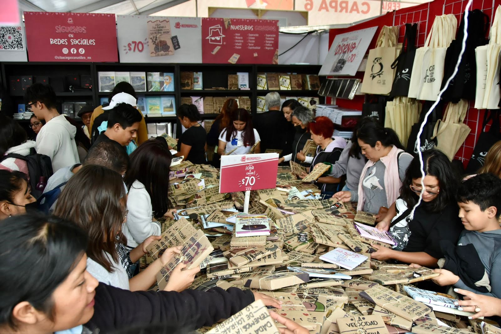 Rompe la XXIII Feria Internacional del Libro del Zócalo récord de asistencia