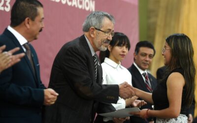 Entregan títulos profesionales a normalistas de Toluca