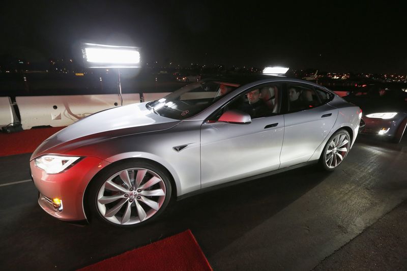 La caída se profundiza Tesla pierde más de 8% a media sesión-investing