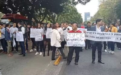 Trabajadores del PJF se manifiestan por desaparición de fideicomisos; queman piñata de AMLO