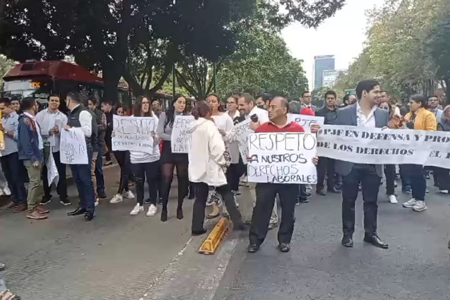 Trabajadores del PJF se manifiestan por desaparición de fideicomisos; queman piñata de AMLO