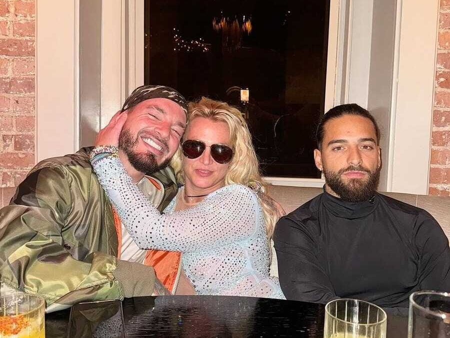 Britney Spears posa junto a Maluma y J Balvin en un foto