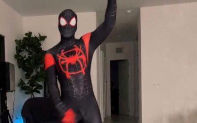 Prince Royce le dio en «El Clavo» con su disfraz de Spider-Man