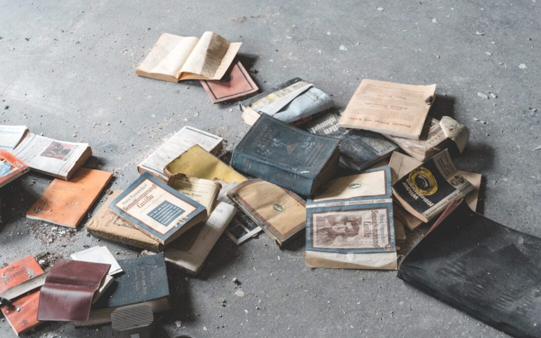 Libros rescatados de la basura forman una biblioteca única