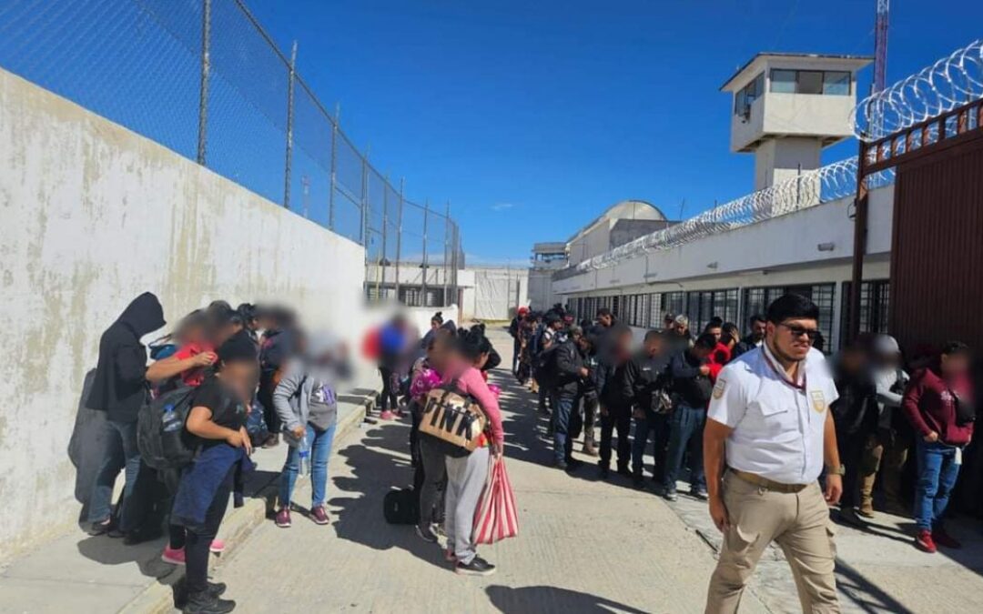 Rescatan más de 120 migrantes de caja de tráiler en San Luis Potosí