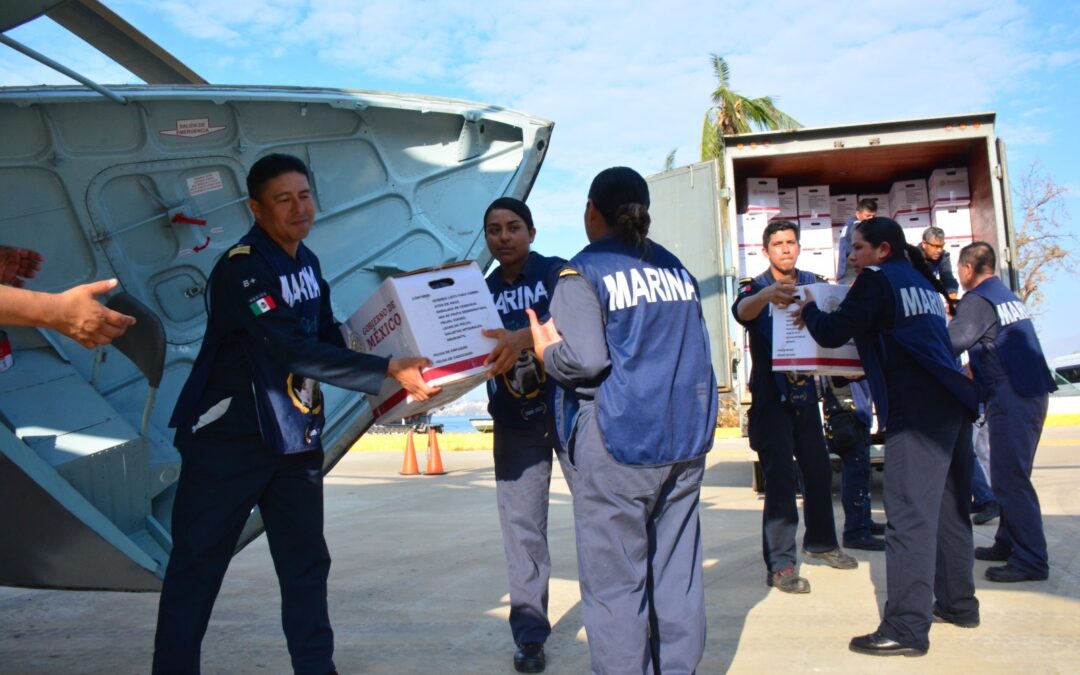 Personal naval entrega despensas a familias del estado de Guerrero