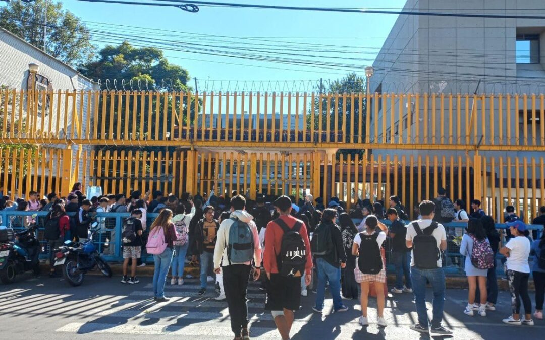 Estudiantes toman instalaciones de la Prepa 8 de la UNAM