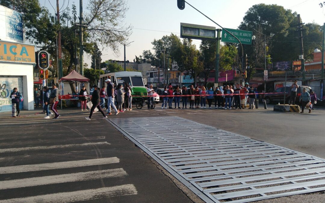 Vecinos bloquean Ermita-Iztapalapa y Rojo Gómez por refugio migrante