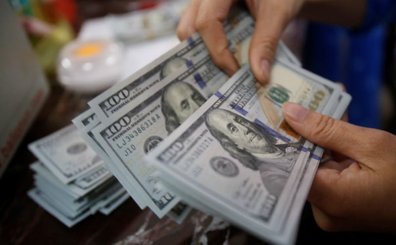 Cae el dólar aunque va camino de una subida semanal tras el discurso de Powell-investing
