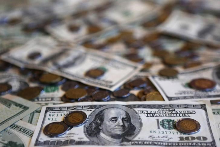 El dólar de fiesta y el peso celebra tipo de cambio baja tras inflación en México-investing