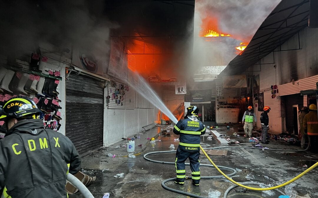 Incendio arraza con bodega de calzado en el centro histórico