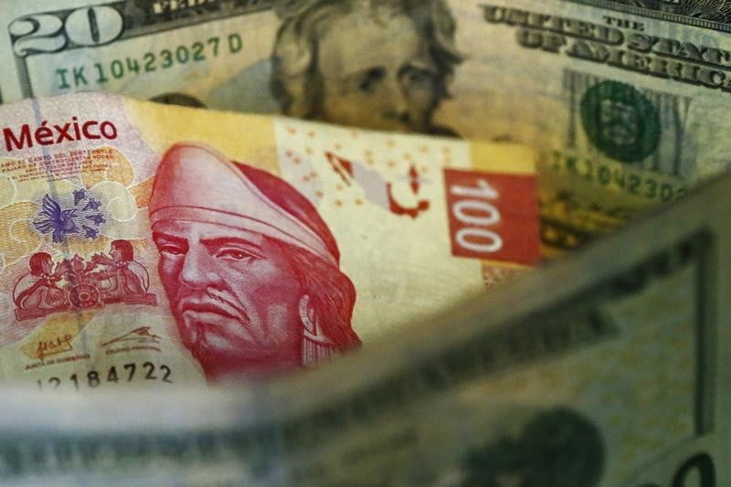 Peso mexicano se impone al dólar, espera inflación EEUU; tipo de cambio